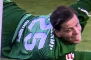 笑不出来..什琴斯尼:丢球后没笑 希望没人看见我从门里捡了4次球 笑不出来..什琴斯尼:丢球后没笑 希望没人看见我从门里捡了4次球