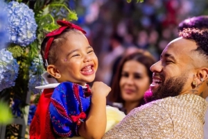 内马尔为女儿庆祝2岁生日,巴媒此前报道称他花64万欧办生日派对 内马尔为女儿庆祝2岁生日,巴媒此前报道称他花64万欧办生日派对