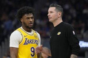 夸梅:二轮秀布朗尼抢板不卡位&丢球不拼抢 教练不骂他就是懦弱 夸梅:二轮秀布朗尼抢板不卡位&丢球不拼抢 教练不骂他就是懦弱