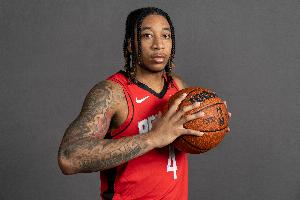 很准!戴维森首秀9投6中&三分7中5射落17分3板4助 很准!戴维森首秀9投6中&三分7中5射落17分3板4助