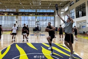 媒体人晒探班广东全运男篮图片 赵睿穿北京T恤和胡明轩崔永熙同框 媒体人晒探班广东全运男篮图片 赵睿穿北京T恤和胡明轩崔永熙同框