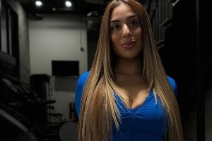 女主持:很多网友都说你想扑倒我 皮尔斯:我们是搭档 且我有女友 女主持:很多网友都说你想扑倒我 皮尔斯:我们是搭档 且我有女友