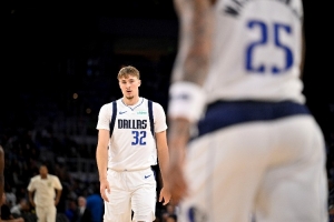 媒体人:弗拉格不能打控卫但打控锋没问题 他的防守比同期小卡强 媒体人:弗拉格不能打控卫但打控锋没问题 他的防守比同期小卡强