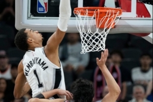 卡特-布莱恩特感叹:每天看文班感觉他简直不像真实存在的 卡特-布莱恩特感叹:每天看文班感觉他简直不像真实存在的