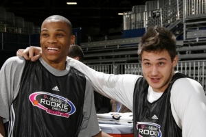 都没在联盟了!加里纳利晒10年全明星周末与新秀赛队友威少合影 都没在联盟了!加里纳利晒10年全明星周末与新秀赛队友威少合影