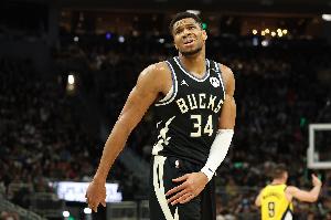 字母哥连续三个赛季场均30+但没赢过一个系列赛 历史第二人 字母哥连续三个赛季场均30+但没赢过一个系列赛 历史第二人