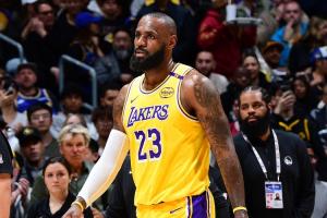 媒体人:不知詹姆斯是决定退役 还是打算再次烽火戏球迷一把呢? 媒体人:不知詹姆斯是决定退役 还是打算再次烽火戏球迷一把呢?