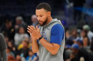 科尔:库里是我们体系中的太阳 一切都在围绕他运转 科尔:库里是我们体系中的太阳 一切都在围绕他运转