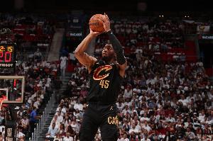 小试牛刀!米切尔半场5中3拿到7分1板2助2断 小试牛刀!米切尔半场5中3拿到7分1板2助2断