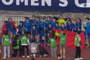 中国骄傲!武汉车谷江大女足赛后展示国旗拍摄大合照 中国骄傲!武汉车谷江大女足赛后展示国旗拍摄大合照