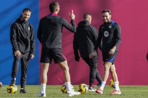 世体:巴萨球员进行了本周的最后一次训练,弗里克再次缺席训练 世体:巴萨球员进行了本周的最后一次训练,弗里克再次缺席训练