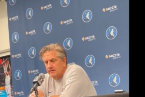 芬奇:我们过于尊重对手的速度了 持球压迫做得不够好 芬奇:我们过于尊重对手的速度了 持球压迫做得不够好