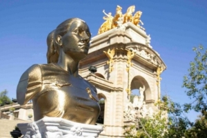 每体:艺术家为邦马蒂制作金色半身像,庆祝她连续三年获得金球奖 每体:艺术家为邦马蒂制作金色半身像,庆祝她连续三年获得金球奖