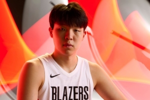 能看得出比卢普斯对杨瀚森的期待 但前者也知道这需要时间和过程 能看得出比卢普斯对杨瀚森的期待 但前者也知道这需要时间和过程