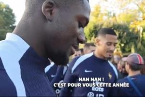 科纳特向萨利巴展示一张他举起英超冠军的照片,并问:这是你吗? 科纳特向萨利巴展示一张他举起英超冠军的照片,并问:这是你吗?