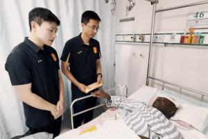 铜梁龙官方:球队总经理探望阿萨莫阿,后者也对张志雄表达了谅解 铜梁龙官方:球队总经理探望阿萨莫阿,后者也对张志雄表达了谅解