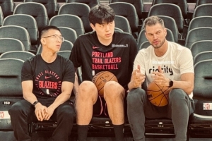 今日迎季前赛首秀!杨瀚森赛前认真接受助教斯普利特指点 今日迎季前赛首秀!杨瀚森赛前认真接受助教斯普利特指点