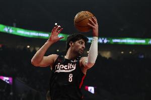 发挥稳定!阿夫迪亚半场8中4&三分5中2拿到13分6板2助1帽 发挥稳定!阿夫迪亚半场8中4&三分5中2拿到13分6板2助1帽