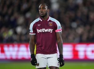 BBC:安东尼奥目前在布伦特福德进行训练,但不意味后者与其签约 BBC:安东尼奥目前在布伦特福德进行训练,但不意味后者与其签约