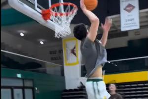 身体状态不错!王俊杰训练中轻盈起跳完成180°单臂暴扣 身体状态不错!王俊杰训练中轻盈起跳完成180°单臂暴扣