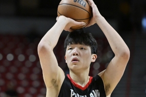 防挡拆时故意收缩防守?杨瀚森:主帅让我保护好篮下 我执行不好 防挡拆时故意收缩防守?杨瀚森:主帅让我保护好篮下 我执行不好