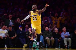 A-史密斯:詹姆斯挣多少钱都是他应得的 他在NBA挣得太少了 A-史密斯:詹姆斯挣多少钱都是他应得的 他在NBA挣得太少了