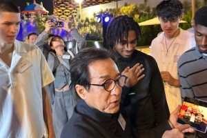 将在澳门打季前赛!蔡崇信晒照:成龙现身与篮网队友互动 将在澳门打季前赛!蔡崇信晒照:成龙现身与篮网队友互动