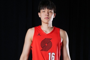 媒体人:杨瀚森首节打得有点狼狈 转换速度快 跟着跑体能迅速下降 媒体人:杨瀚森首节打得有点狼狈 转换速度快 跟着跑体能迅速下降