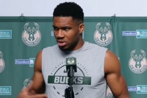 字母哥:休赛期就像经过游乐园总会有各种诱惑 但最终决定权在我 字母哥:休赛期就像经过游乐园总会有各种诱惑 但最终决定权在我