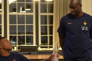 首次入选法国队!马特塔唱歌忘词,姆巴佩给他递瓶子当麦克风 首次入选法国队!马特塔唱歌忘词,姆巴佩给他递瓶子当麦克风