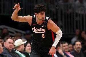 表现不错!阿夫迪亚9中4&三分5中2拿到14分 另有8板3助1帽 表现不错!阿夫迪亚9中4&三分5中2拿到14分 另有8板3助1帽