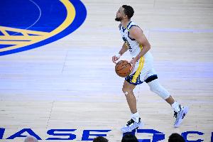 老同志状态不错!库里首节三分3中2 拿到7分1板2助0失误 老同志状态不错!库里首节三分3中2 拿到7分1板2助0失误