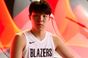 勇士记者:站在霍福德和追梦身边杨瀚森就像一座大山 勇士记者:站在霍福德和追梦身边杨瀚森就像一座大山