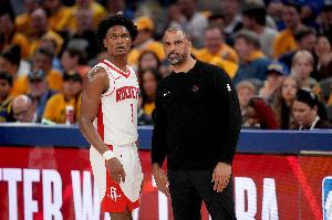 乌度卡:我们仍会依赖阿门的防守 并在进攻端拓展他的角色 乌度卡:我们仍会依赖阿门的防守 并在进攻端拓展他的角色