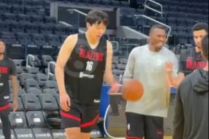 🤣我转悠!杨瀚森训练投进三分后 一路散步跟俩助教互动 🤣我转悠!杨瀚森训练投进三分后 一路散步跟俩助教互动