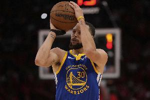 库里上半场7投3中&三分5中2 拿到11分4篮板3助攻&正负值为-5 库里上半场7投3中&三分5中2 拿到11分4篮板3助攻&正负值为-5