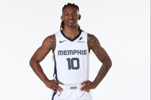 酷似莫兰特!斯莫尔半场6中2拿到5分2板1助 4失误&正负值-26 酷似莫兰特!斯莫尔半场6中2拿到5分2板1助 4失误&正负值-26