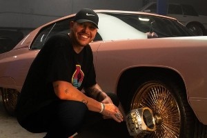 纪念两连冠!迈克-米勒将车改装为老詹迈阿密配色球鞋同款主题 纪念两连冠!迈克-米勒将车改装为老詹迈阿密配色球鞋同款主题