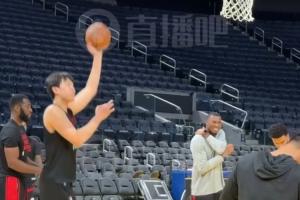 手感柔和!今日上午的投篮训练:杨瀚森苦练左手小抛投 手感柔和!今日上午的投篮训练:杨瀚森苦练左手小抛投