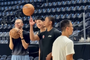 广州龙狮已抵达快船季前赛场馆 化学反应正热中🔥 广州龙狮已抵达快船季前赛场馆 化学反应正热中🔥