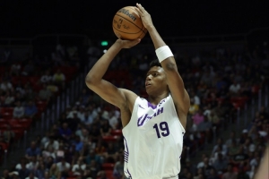 小爆发!贝利第三节5投4中&三分3中2独得10分1板1助2断 小爆发!贝利第三节5投4中&三分3中2独得10分1板1助2断