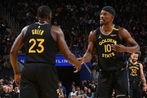 勇士呢?上支有4位35岁以上首发的球队是2000年爵士 取得53胜29负 勇士呢?上支有4位35岁以上首发的球队是2000年爵士 取得53胜29负