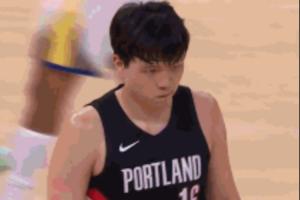 无奈!杨瀚森犯满被罚下后歪头噘嘴 表情略显沮丧 无奈!杨瀚森犯满被罚下后歪头噘嘴 表情略显沮丧