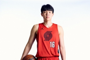 媒体人:比赛节奏很快 杨瀚森要从扎实的掩护、卡位、护筐做起 媒体人:比赛节奏很快 杨瀚森要从扎实的掩护、卡位、护筐做起