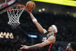 三分手感不错!卡马拉半场三分7中4射落12分 另有3板2助 三分手感不错!卡马拉半场三分7中4射落12分 另有3板2助