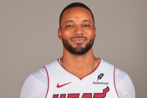 稳定输出!鲍威尔13中6拿到18分4板3助1断1帽 稳定输出!鲍威尔13中6拿到18分4板3助1断1帽