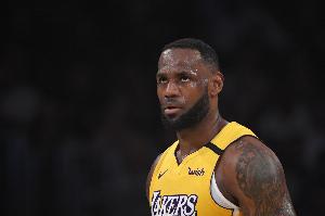 杨毅:若老詹低价续湖人 湖人说不定把他交易到哪队 真送他去游牧 杨毅:若老詹低价续湖人 湖人说不定把他交易到哪队 真送他去游牧