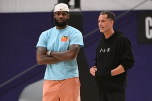 杨毅:27年湖人要钓大鱼&跟詹姆斯没关系 以往都是球队求老詹续约 杨毅:27年湖人要钓大鱼&跟詹姆斯没关系 以往都是球队求老詹续约