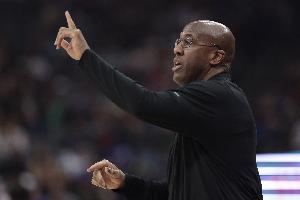 迈克-布朗:球队防守表现不错 我们必须信任球队的进攻体系 迈克-布朗:球队防守表现不错 我们必须信任球队的进攻体系