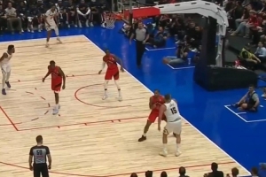 卡梅隆-约翰逊谈约基奇离谱妙传:我的错 我应该投进那个球 卡梅隆-约翰逊谈约基奇离谱妙传:我的错 我应该投进那个球